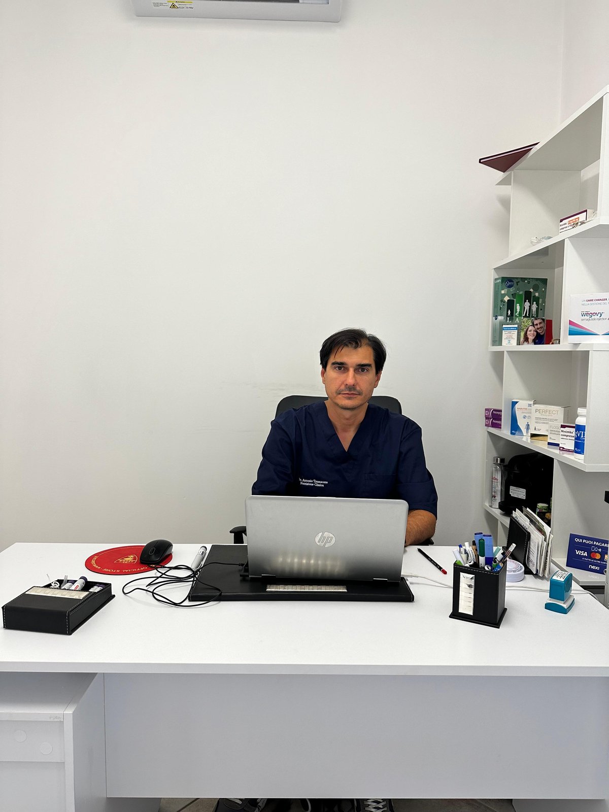 Il Dott. Antonio Tramacere, dietologo a Lecce, alla scrivania del suo studio durante una visita