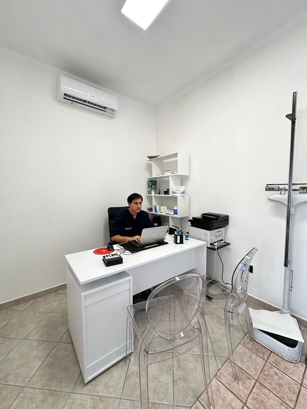 Il dietologo al lavoro sul piano terapeutico personalizzato di un paziente