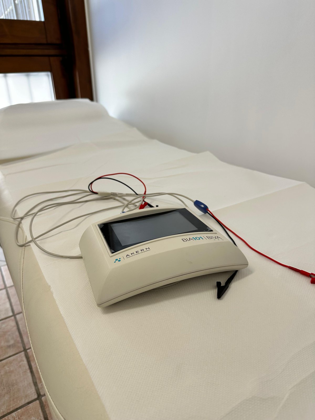 Bioimpedenziometro professionale per l'analisi della composizione corporea nello studio dietologico
