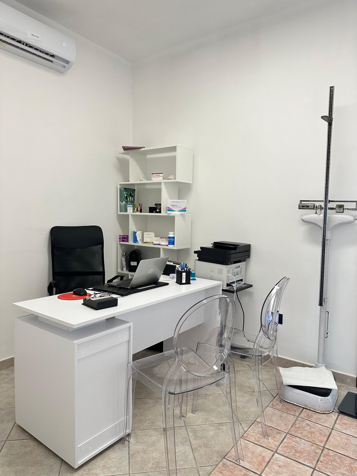 Studio medico di dietologia con postazione per le visite nutrizionali